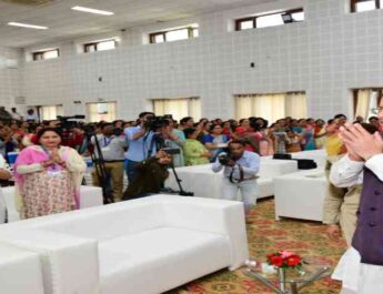 उत्तराखंड: मुख्यमंत्री ने प्रदेश की 167 आंगनबाड़ी एवं मिनी आंगनवाड़ी कार्यकर्तियों को सुपरवाइजर के पद पर नियुक्त होने पर नियुक्ति पत्र किए वितरित, नंदा गौरा योजना एवं मुख्यमंत्री महालक्ष्मी किट योजना के ऑनलाइन पोर्टल का किया शुभांरभ 4 Hello Uttarakhand News »