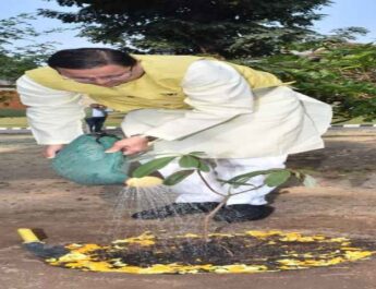 मुख्यमंत्री पुष्कर सिंह धामी ने मुख्यमंत्री आवास परिसर में राजकीय वृक्ष बुरांश के पौधे का किया रोपण, पहली बार मुख्यमंत्री आवास परिसर में बुरांश के पौधे का किया गया रोपण 2 Hello Uttarakhand News »