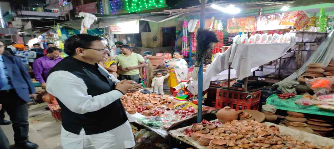 उत्तराखंड: काफिला रोक मिट्टी के दीए खरीदने पहुंचे सीएम धामी 2 उत्तराखंड: काफिला रोक मिट्टी के दीए खरीदने पहुंचे सीएम धामी 2 Hello Uttarakhand News »