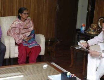 मुख्यमंत्री पुष्कर सिंह धामी ने नई दिल्ली स्थित उत्तराखण्ड सदन में छावला केस की पीड़िता के माता-पिता से की मुलाकात , कहा - उत्तराखण्ड की बेटी को न्याय दिलाने के लिए राज्य सरकार हर सम्भव कर रही है प्रयास 3 Hello Uttarakhand News »