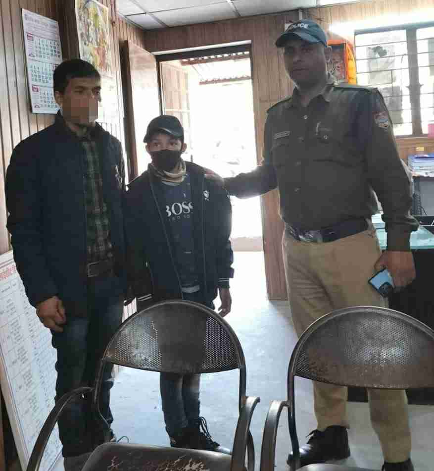 Doon Police: बिछडों का सहारा बनी दून पुलिस, घर से भटककर ऊखीमठ से देहरादून पहुंचे नाबालिग को सकुशल किया परिजनो के सुपुर्द 2 Doon Police: बिछडों का सहारा बनी दून पुलिस, घर से भटककर ऊखीमठ से देहरादून पहुंचे नाबालिग को सकुशल किया परिजनो के सुपुर्द 2 Hello Uttarakhand News »