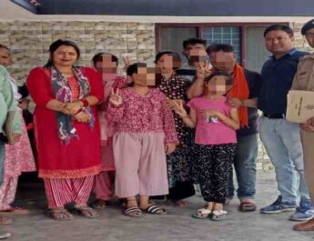 Dehradun: पुलिस का ऑपरेशन स्माइल, लोगो के मायूस चेहरों पर बिखेर रहा मुस्कान, गुमशुदा महिला व उनकी 02 नाबालिग बेटियों को किया परिजनों के सुपुर्द 6 Hello Uttarakhand News »