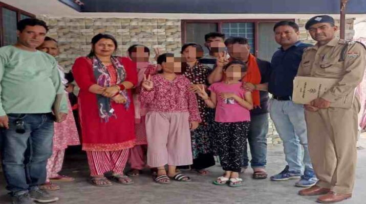 Dehradun: पुलिस का ऑपरेशन स्माइल, लोगो के मायूस चेहरों पर बिखेर रहा मुस्कान, गुमशुदा महिला व उनकी 02 नाबालिग बेटियों को किया परिजनों के सुपुर्द 10 Dehradun: पुलिस का ऑपरेशन स्माइल, लोगो के मायूस चेहरों पर बिखेर रहा मुस्कान, गुमशुदा महिला व उनकी 02 नाबालिग बेटियों को किया परिजनों के सुपुर्द 10 Hello Uttarakhand News » Page 2 of 27