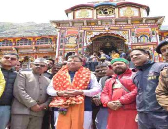 Badrinath Dham: मुख्यमंत्री ने बदरीनाथ पहुंचकर यात्रा व्यवस्थाओं का किया स्थलीय निरीक्षण, मूलभूत सुविधाओं को सुदृढ़ रखने के दिये निर्देश, श्रद्धालुओं से लिया व्यवस्थाओं को फीडबैक 3 Hello Uttarakhand News »