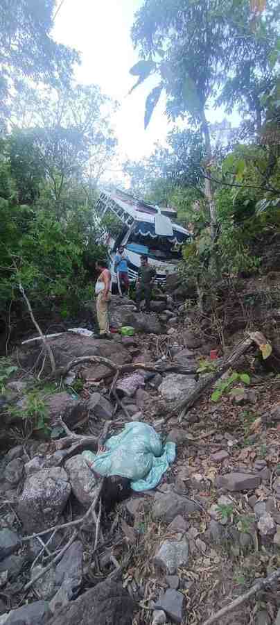 Jammu Kashmir Reasi: शिव खोड़ी मंदिर से लौट रही बस पर आतंकी हमला, 10 यात्रियों की मौत, 33 घायल 2 Hello Uttarakhand News »