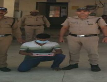 Dehradun: बैंक मे फर्जी खाताधारक बनकर ड्रॉप बॉक्स से 6,50,000 का चैक निकालकर धोखाधडी से रकम हडपने वाला 1 और अभियुक्त पुलिस की गिरफ्त में, 2 लाख की नगदी बरामद 3 Hello Uttarakhand News »