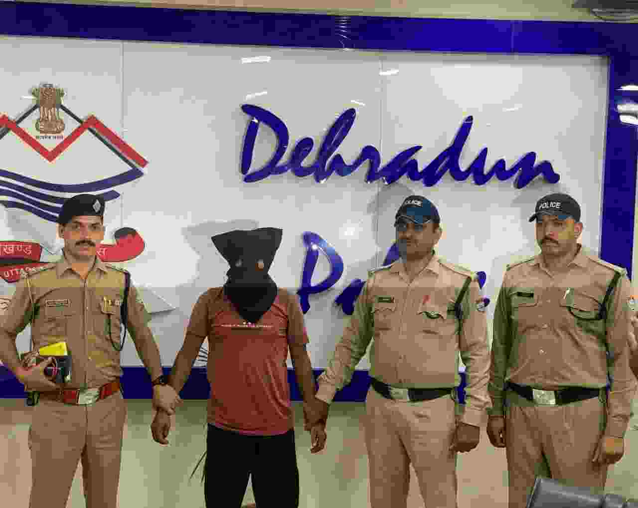 Doon Police: पटेलनगर क्षेत्र में हुए तिहरे हत्याकांड का दून पुलिस ने किया खुलासा, एसएसपी देहरादून ने स्वयं कमान सभांलते हुए ब्लांइड मर्डर केस की मिस्ट्री को सुलझाया 2 Hello Uttarakhand News »