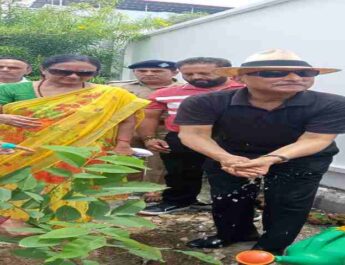 Dehradun: हरेला पर्व के अवसर पर मुख्य सचिव राधा रतूड़ी ने अमलतास (Golden Shower Tree) का किया वृक्षारोपण, सभी प्रदेशवासियों विशेषरूप से युवाओं से हरेला के अवसर पर वृक्षारोपण करने की की अपील 2 Hello Uttarakhand News »