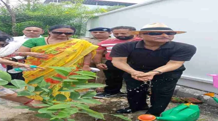 Dehradun: हरेला पर्व के अवसर पर मुख्य सचिव राधा रतूड़ी ने अमलतास (Golden Shower Tree) का किया वृक्षारोपण, सभी प्रदेशवासियों विशेषरूप से युवाओं से हरेला के अवसर पर वृक्षारोपण करने की की अपील 1 Hello Uttarakhand News »