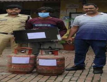 Doon Police: बंद घर मे हुई चोरी की घटना का दून पुलिस ने किया खुलासा, अभियुक्त के कब्जे से चोरी की LED TV व 2 गैस सिलेण्डर हुए बरामद 3 Hello Uttarakhand News &raquo;