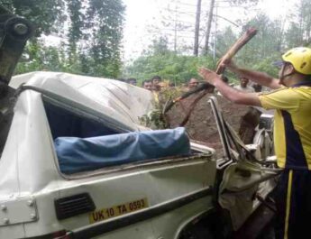 Uttarkashi: दु:खद, यमुनोत्री राष्ट्रीय राजमार्ग पर ओरछा बैन्ड के पास बोल्डर गिरने से क्षतिग्रस्त, चालक की घटनास्थल पर ही मृत्यु, वाहन में तीन लोग थे सवार 2 Hello Uttarakhand News »