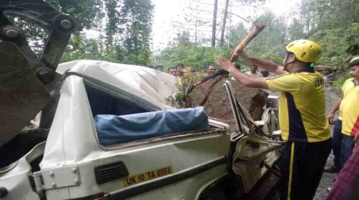 Uttarkashi: दु:खद, यमुनोत्री राष्ट्रीय राजमार्ग पर ओरछा बैन्ड के पास बोल्डर गिरने से क्षतिग्रस्त, चालक की घटनास्थल पर ही मृत्यु, वाहन में तीन लोग थे सवार 1 Hello Uttarakhand News »