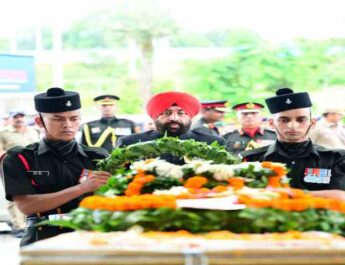 डोडा जम्मू कश्मीर में आतंकवादियों से मुठभेड़ के दौरान शहीद हुए 48 राष्ट्रीय राइफल के कैप्टन दीपक सिंह का पार्थिव शरीर पहुंचा देहरादून, राज्यपाल एवं मुख्यमंत्री ने किए पुष्प चक्र अर्पित, शहीद के पिता से मुलाकात कर बंधाया ढांढस 3 Hello Uttarakhand News »