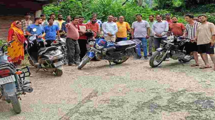 Pithoragarh: अराजक तत्वों द्वारा एक दर्जन से अधिक वाहनों के तोड़े गए शीशे, स्ट्रीट सोलर लाइट की बैटरी व लटेश्वर मन्दिर के दानपात्र से भी की चोरी 13 Pithoragarh: अराजक तत्वों द्वारा एक दर्जन से अधिक वाहनों के तोड़े गए शीशे, स्ट्रीट सोलर लाइट की बैटरी व लटेश्वर मन्दिर के दानपात्र से भी की चोरी 13 Hello Uttarakhand News » Page 2 of 1113