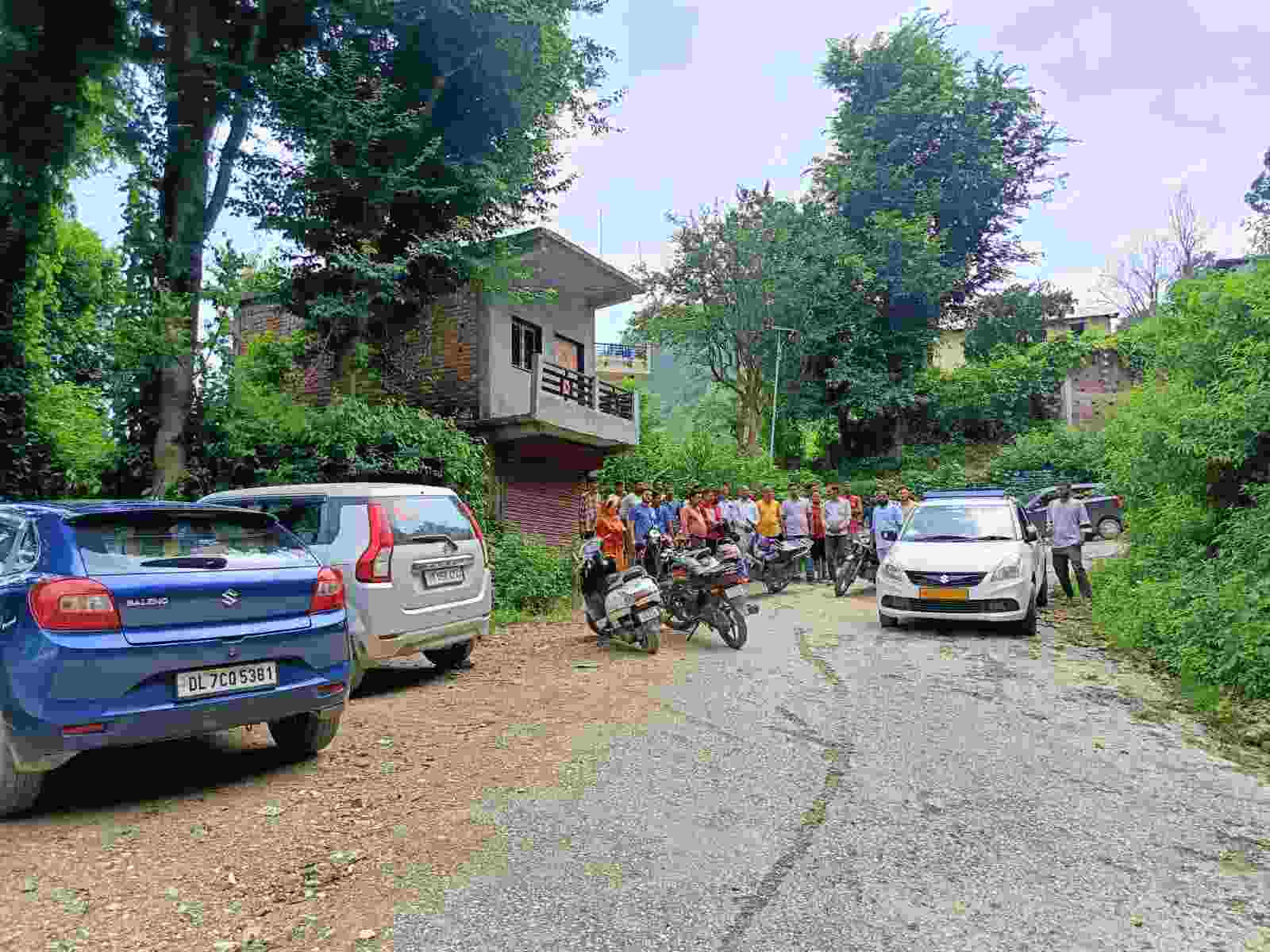 Pithoragarh: अराजक तत्वों द्वारा एक दर्जन से अधिक वाहनों के तोड़े गए शीशे, स्ट्रीट सोलर लाइट की बैटरी व लटेश्वर मन्दिर के दानपात्र से भी की चोरी 2 Hello Uttarakhand News »