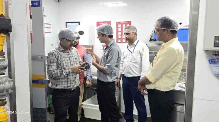 Uttarakhand: देहरादून में नामी खाद्य प्रतिष्ठानों पर छापेमारी, मानकों का पालन न करने पर होगी कार्रवाई: डा. आर. राजेश कुमार आयुक्त खाद्य संरक्षा एवं औषधि प्रशासन 5 Uttarakhand: देहरादून में नामी खाद्य प्रतिष्ठानों पर छापेमारी, मानकों का पालन न करने पर होगी कार्रवाई: डा. आर. राजेश कुमार आयुक्त खाद्य संरक्षा एवं औषधि प्रशासन 5 Hello Uttarakhand News » Page 2 of 1113