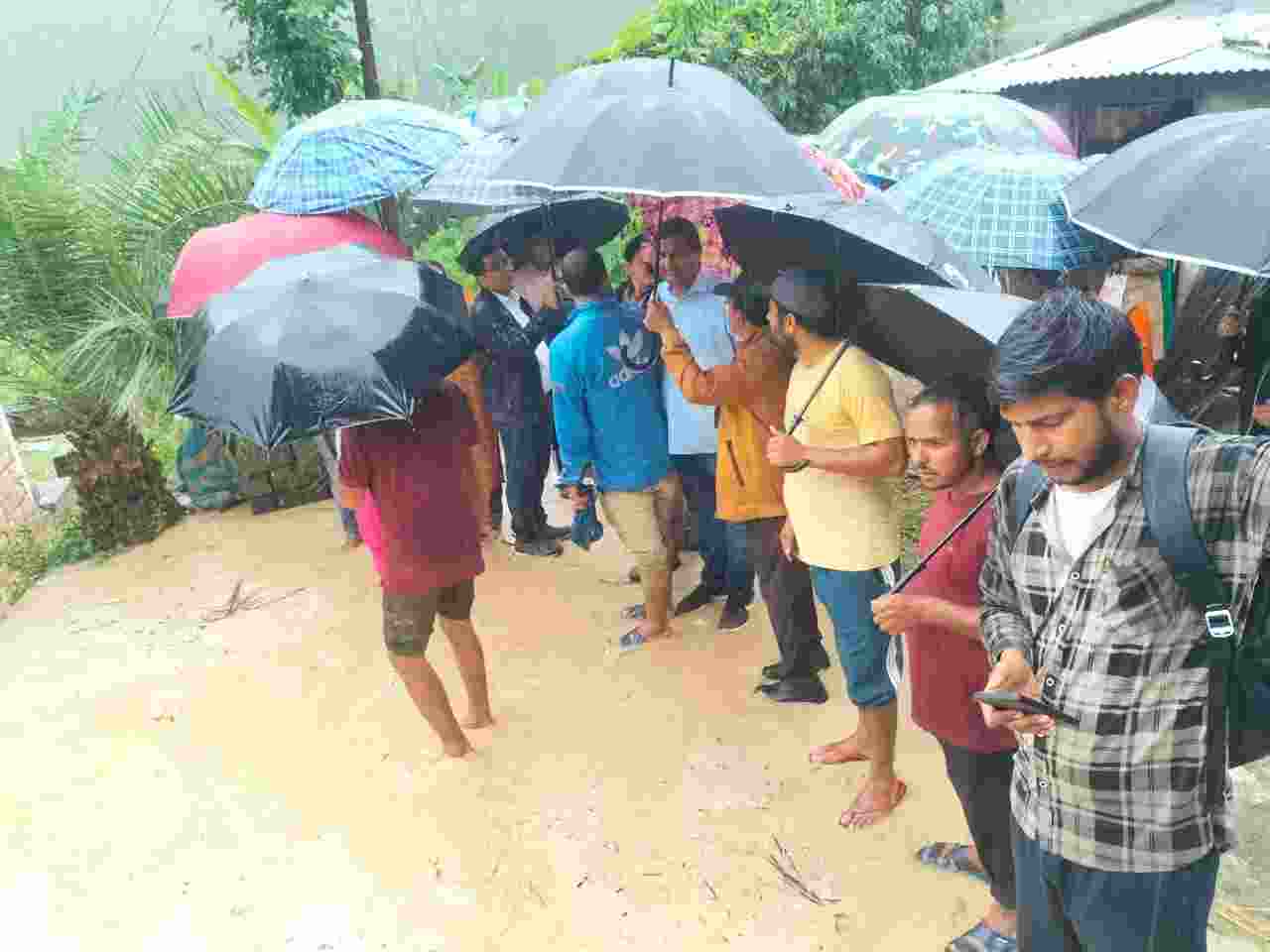 Video: पिथौरागढ़ बेरीनाग विकास खण्ड के मनगढ़ में लगातार हो रही बारिश से छह मकान पूर्ण रूप से मलवे मे तब्दील, आठ मकान खतरे की जद मे 3 Hello Uttarakhand News »
